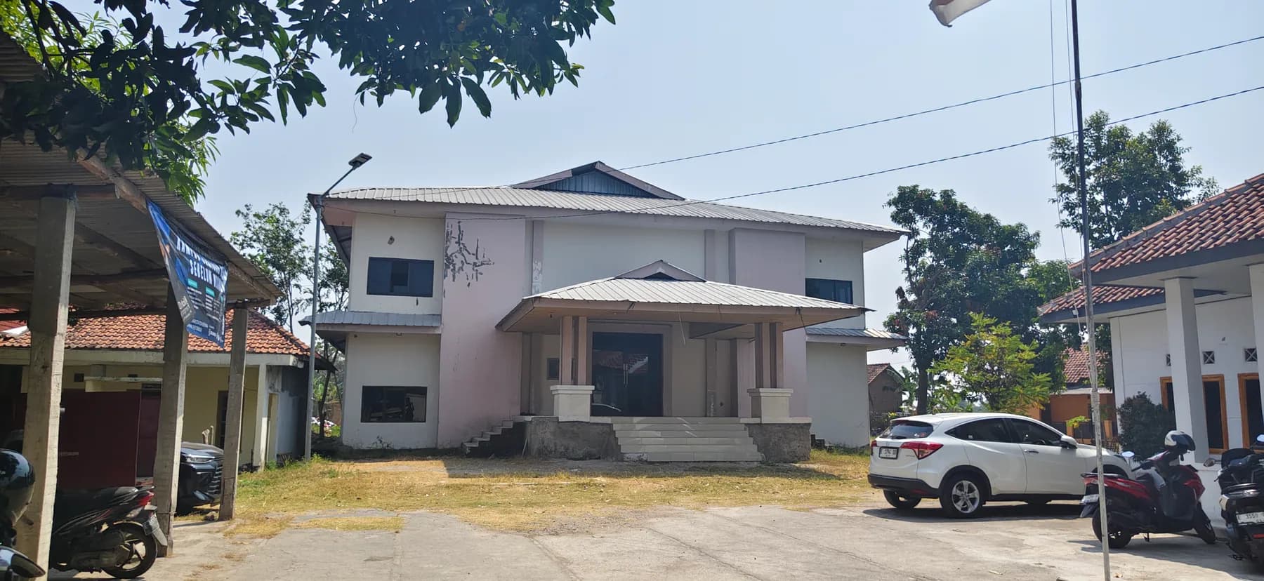 Tampak depan gedung olahraga Desa Dawuan