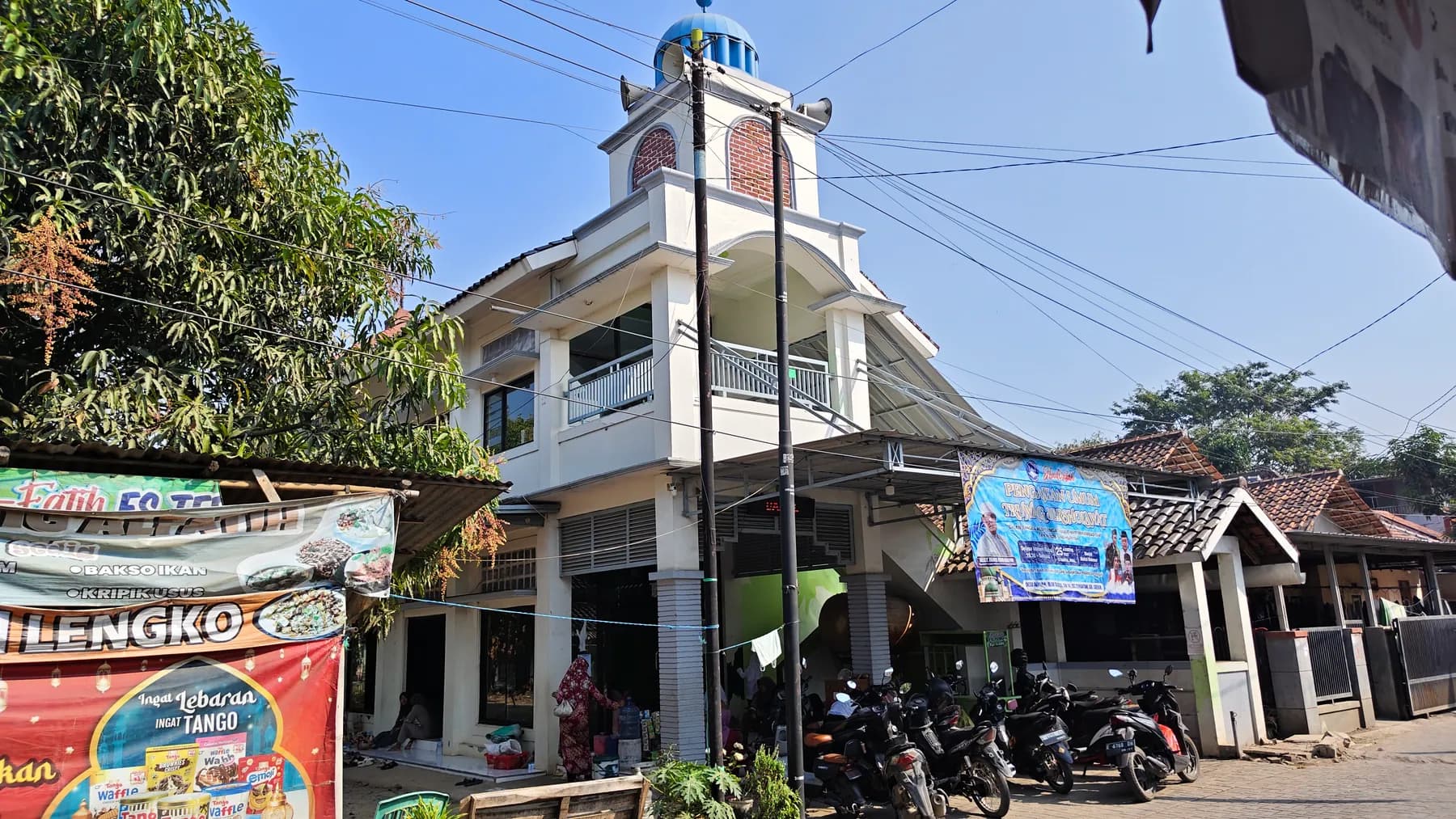Bangunan Masjid Baitul Makmur di Desa Dawuan